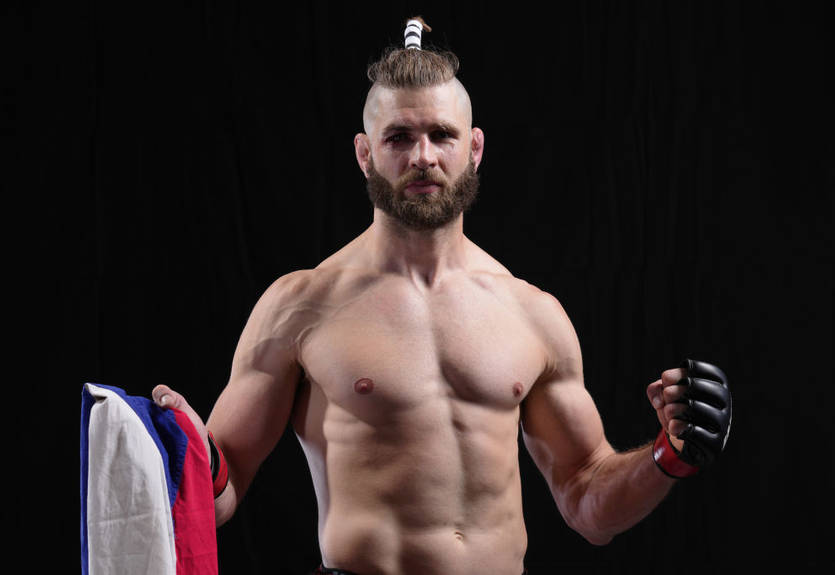 Топовый полутяж UFC готов подраться за титул на родине чемпиона