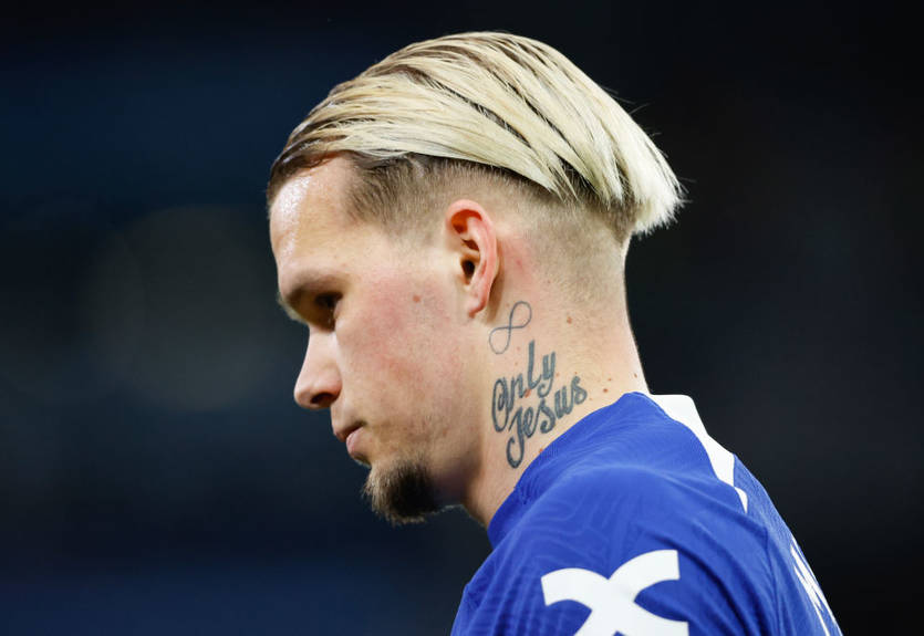 "Правда, он - футболист?": Фанаты издеваются над Мудриком после ужасного удара в игре с Астон Виллой