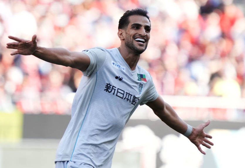 Дистанция - не помеха: нападающий Зари в Японии забил гол ударом со своей половины поля Дистанция - не помеха: нападающий Зари в Японии забил гол ударом со своей половины поля