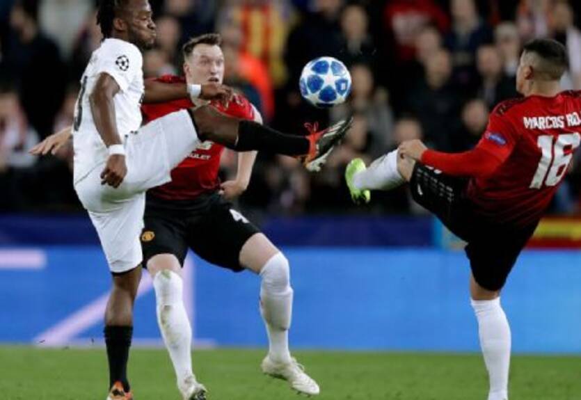 Батшуайи сыграл в бутсах с Бэтменом и потроллил лицо Фила Джонса Батшуайи сыграл в бутсах с Бэтменом и потроллил лицо Фила Джонса