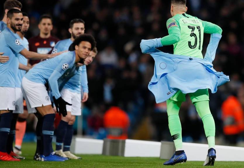 Эдерсон не смог освободиться от кофты во время командного фото