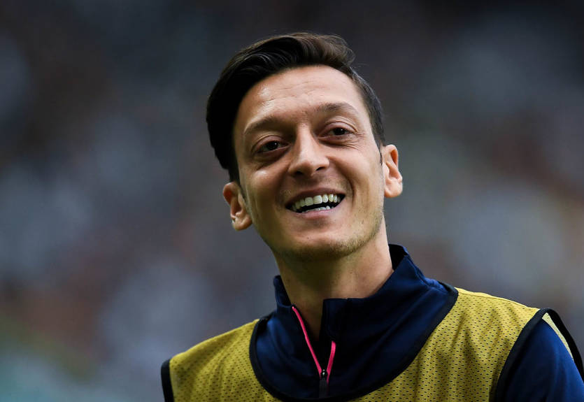 Мальчик завис от восхищения, когда увидел Озила позади себя Мальчик завис от восхищения, когда увидел Озила позади себя