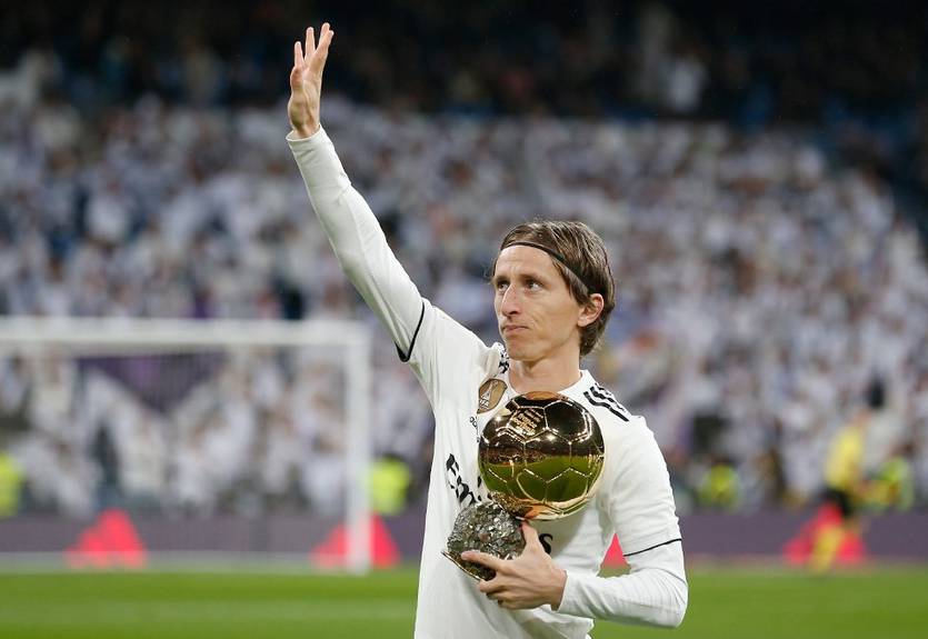 Модрич показал Золотой мяч на Сантьяго Бернабеу