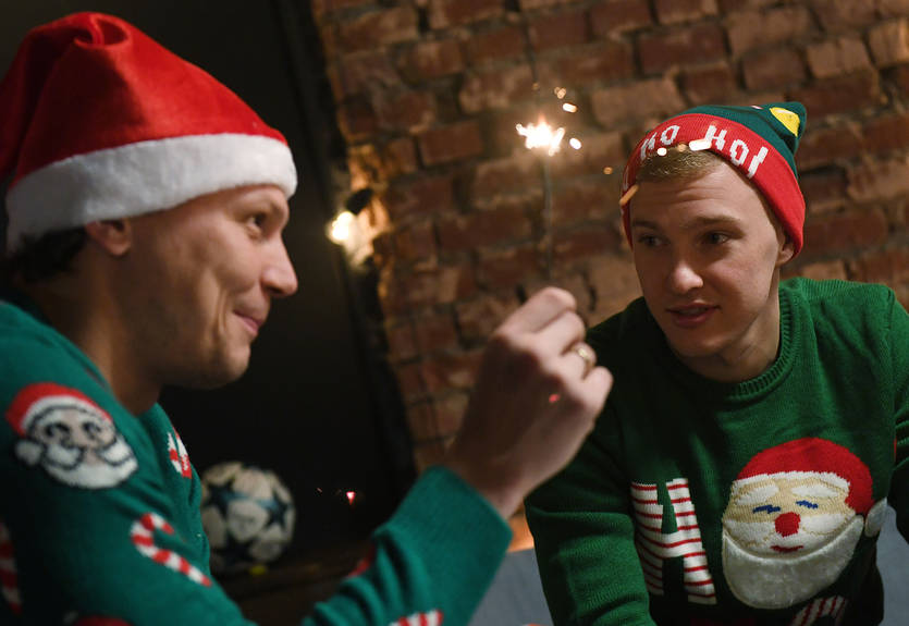 Целующиеся свиньи у Динамо и костюм Санты у Шахтера: что фанатам купить на Новый год Целующиеся свиньи у Динамо и костюм Санты у Шахтера: что фанатам купить на Новый год