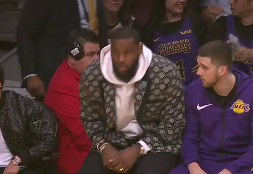 Как первый раз встретились: Михайлюк поздоровался с ЛеБроном во время матча