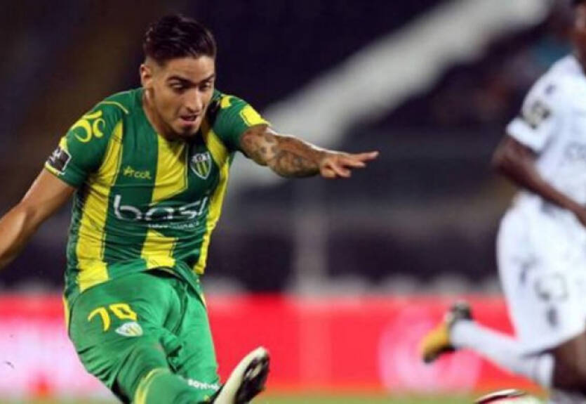 Игрок, стоя в нескольких метрах от ворот, промазал невероятным образом