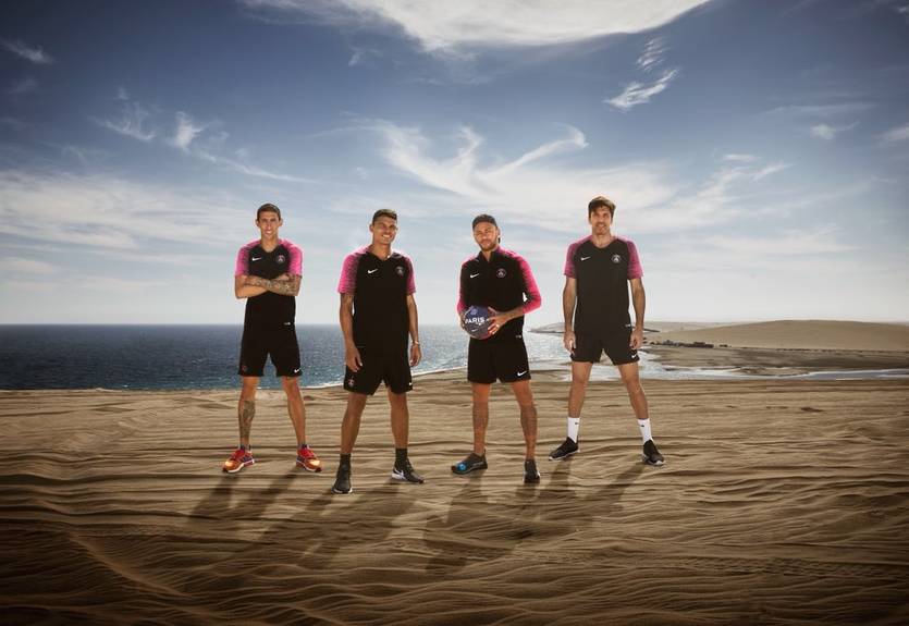 Неймар и Буффон сыграли в пляжный футбол на фоне пейзажей Катара