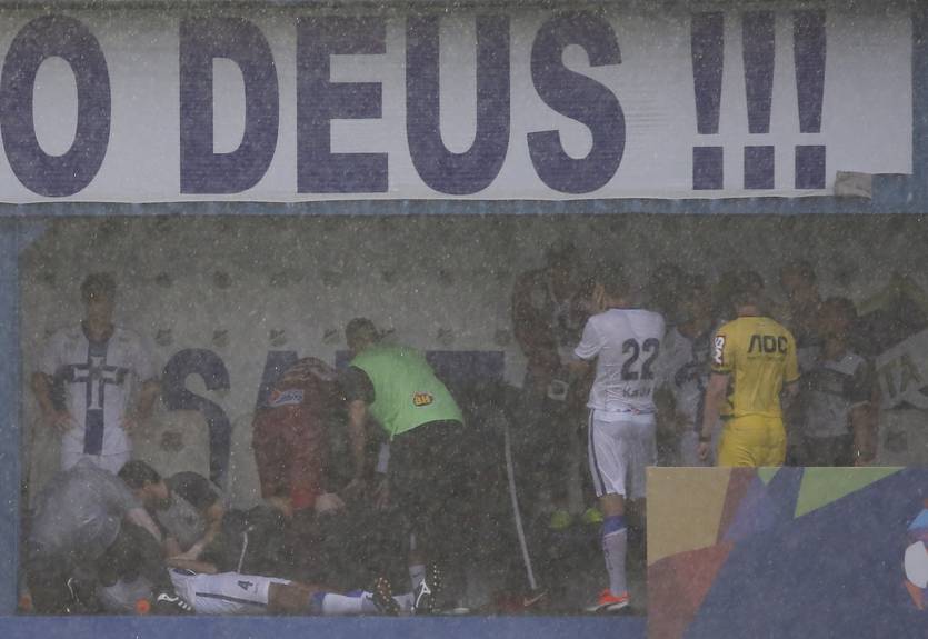 Бразильский футболист потерял сознание после удара молнии Бразильский футболист потерял сознание после удара молнии