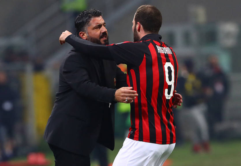 Игуаин на тренировке жестко въехал в Гаттузо в стиле самого Дженнаро Игуаин на тренировке жестко въехал в Гаттузо в стиле самого Дженнаро