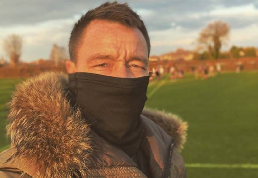 Замора надел на Терри "укус костюм" и выпустил на него двух немецких овчарок