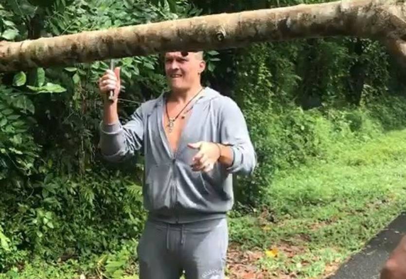 Лысый Усик теперь рубает не только соперников, но и деревья