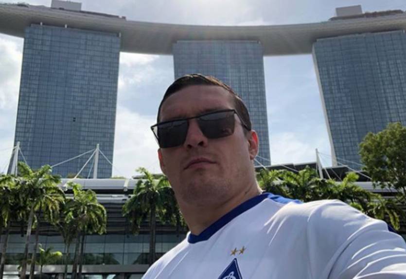 Усик на отдыхе показал пикантные фото с женой