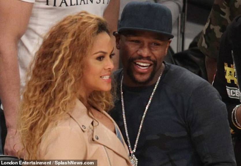 Мейвезер пришел на матч Лейкерс в компании стройной незнакомки Мейвезер пришел на матч Лейкерс в компании стройной незнакомки