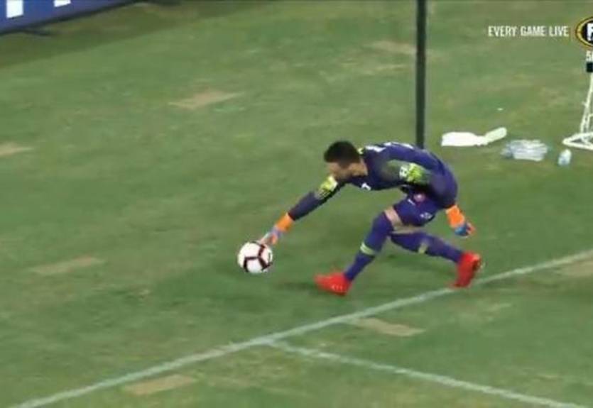 Австралийский вратарь нелепо упустил мяч на угловой, став героем Сети