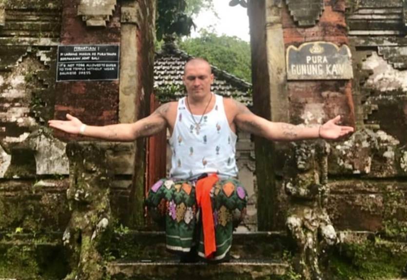 Усик прогулялся на Бали с рыжим из Иванушек