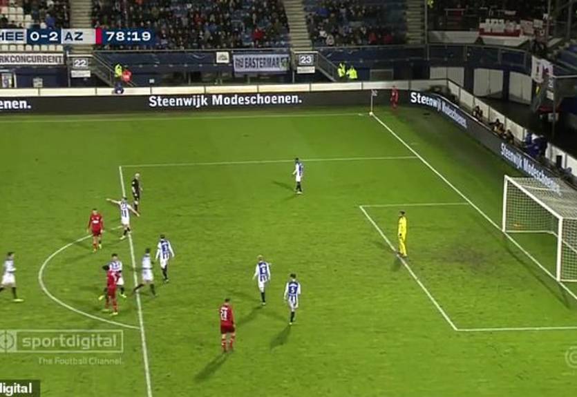 Игрок АЗ забил с углового гол, который вратарь только провел взглядом