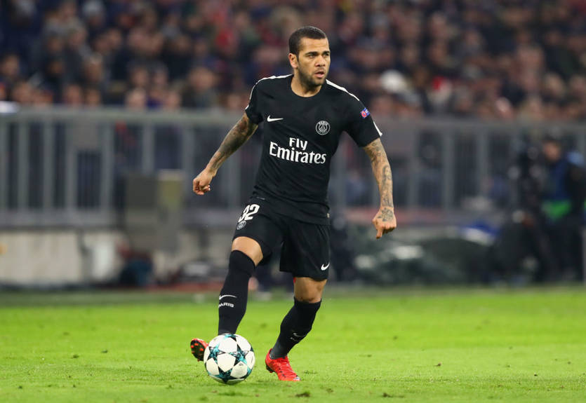 Дани Алвес успел поиграть на каждой позиции за два года в ПСЖ