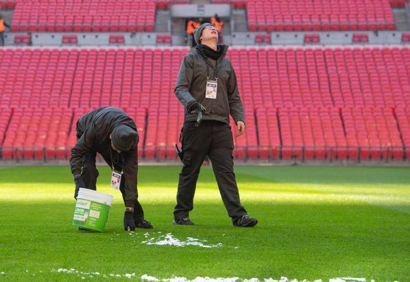 Вратаря Ньюкасла чуть не прибило сосулькой с крыши стадиона на Уэмбли