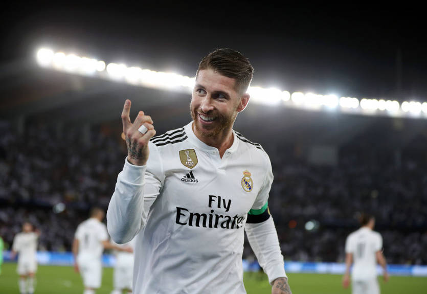 Рамос оказался отличным трюкачом – он метает топоры и показывает фокусы