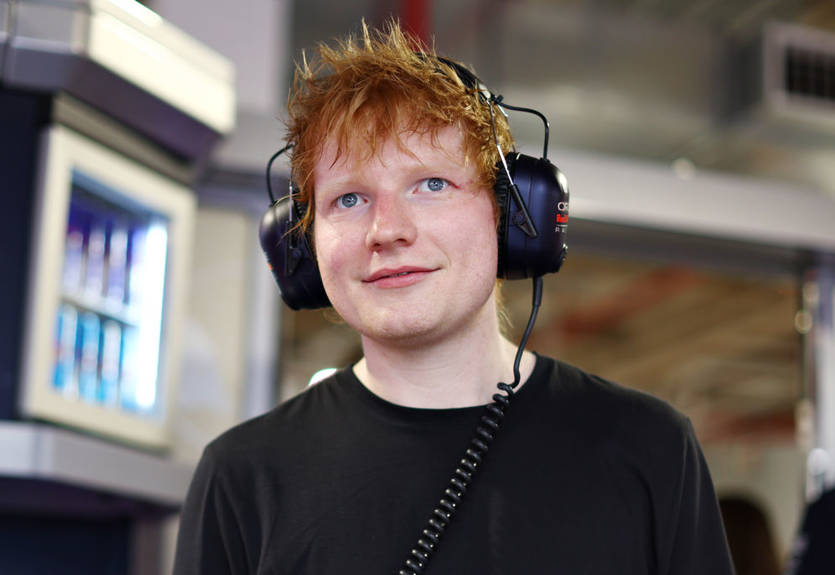 Известный певец отпраздновал бокалом пива выход Ипсвича в АПЛ