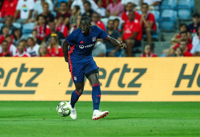 Барселона и ПСЖ сразятся за защитника Лиона Менди - СМИ