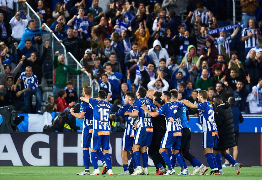 Фанаты Алавеса во время матча пронесли гроб, протестуя против руководства Ла Лиги Фанаты Алавеса во время матча пронесли гроб, протестуя против руководства Ла Лиги