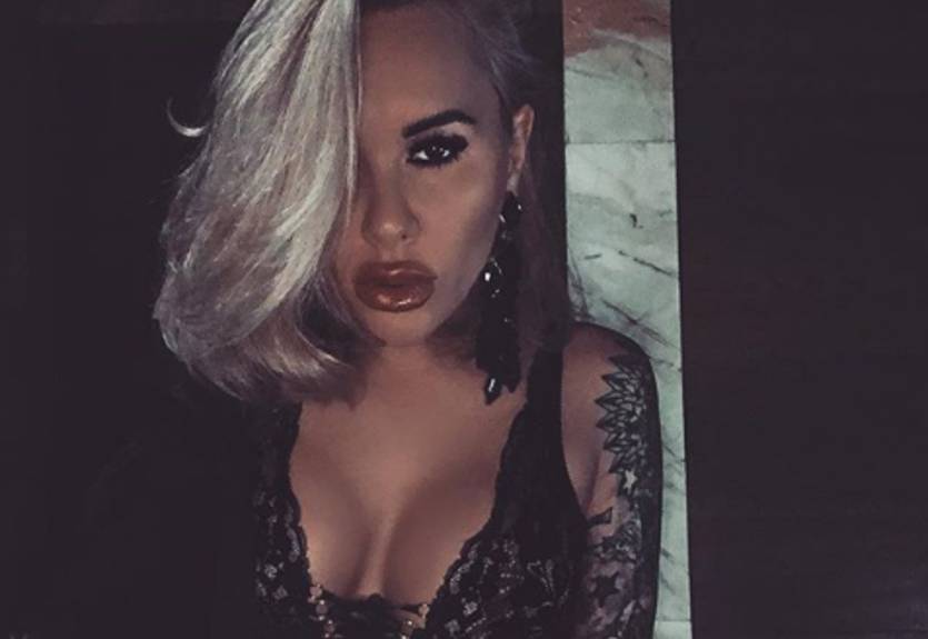 Жена Морозюка нарисовала картину грудью Жена Морозюка нарисовала картину грудью