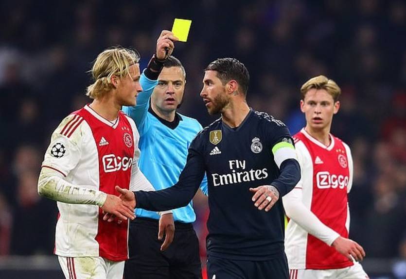 В Сеть попало видео, как Рамос спрашивает у тренерского штаба, получать ли ему предупреждение В Сеть попало видео, как Рамос спрашивает у тренерского штаба, получать ли ему предупреждение