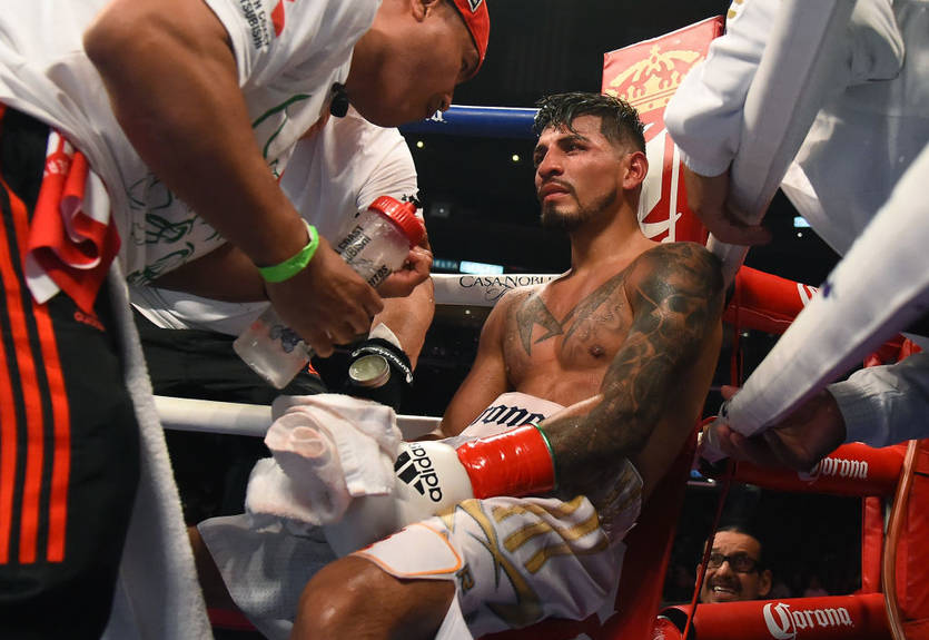 Санта Крус защитил титул в бою с Риверой Санта Крус защитил титул в бою с Риверой