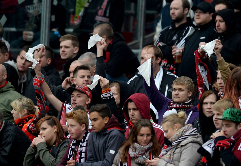 Фанаты Нюрнберга забросали поле теннисными мячами в матче с Боруссией Д