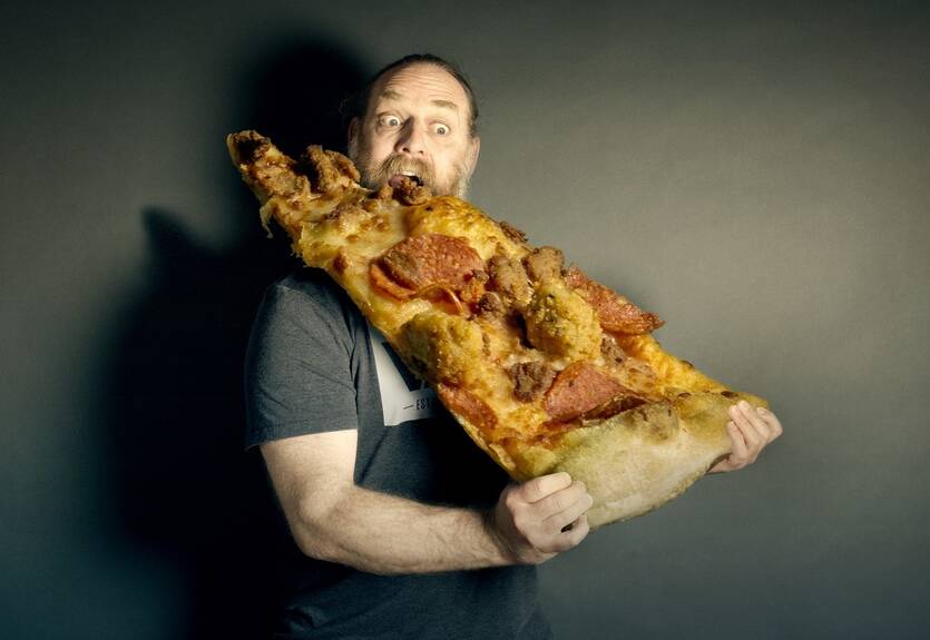 Есть жирную пиццу перед сном — это не только приятно, но и полезно: ученые