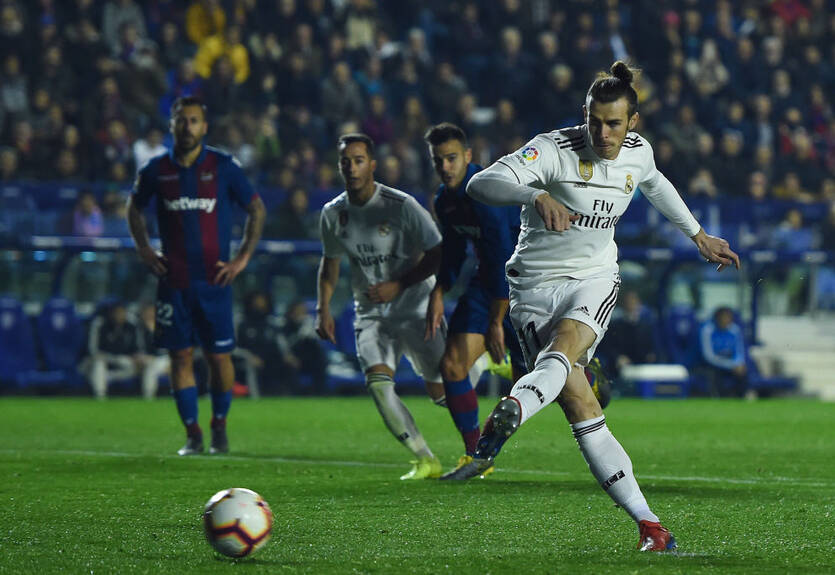 Бэйл не захотел праздновать гол, отмахнувшись от Васкеса Бэйл не захотел праздновать гол, отмахнувшись от Васкеса