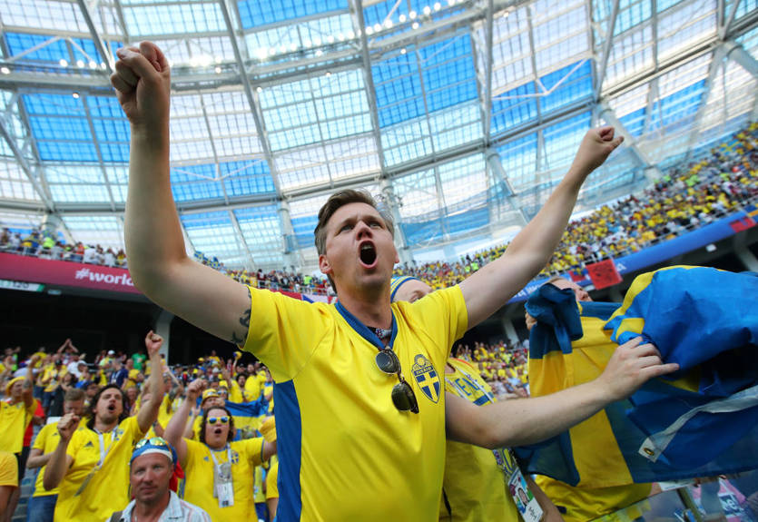 В Швеции фанаты устроили пиротехническое шоу прямо на стадионе В Швеции фанаты устроили пиротехническое шоу прямо на стадионе