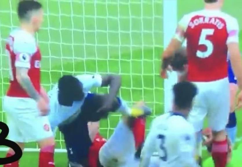 Санчес незаметно для арбитра грубо ударил Косьельни в колено