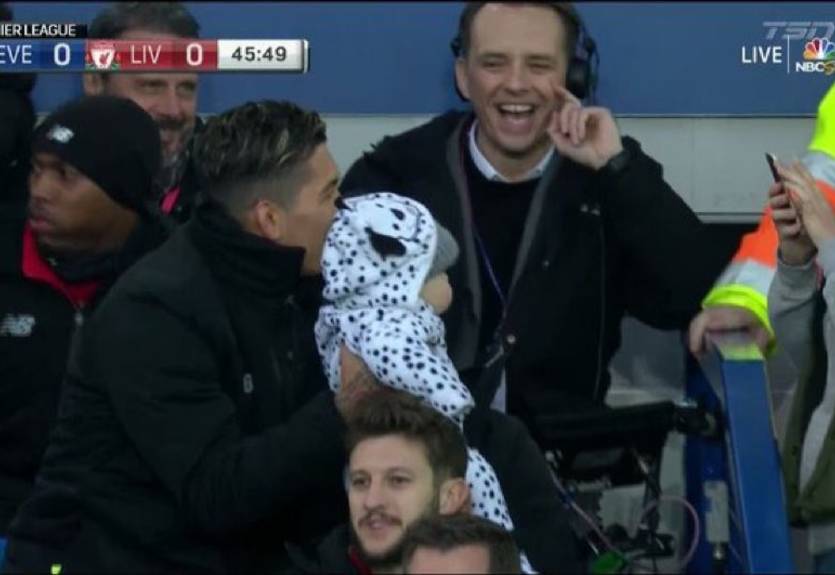 Фирмино "подбросили" младенца, пока он ждал выхода на замену в матче с Эвертоном