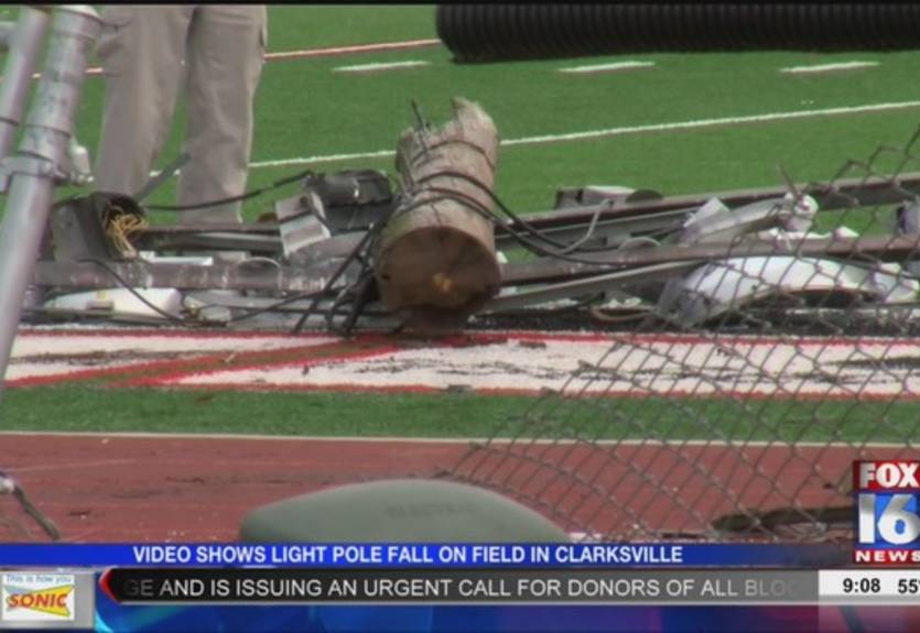 Во время футбольного матча в США на двоих игроков упал прожекторный столб Во время футбольного матча в США на двоих игроков упал прожекторный столб