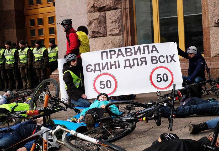 Die-In, 14 марта 2019: лежащий протест из-за смерти велосипедиста (ВИДЕО) Die-In, 14 марта 2019: лежащий протест из-за смерти велосипедиста (ВИДЕО)