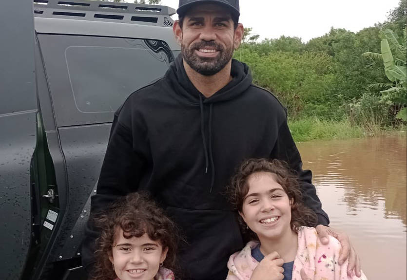 Экс-форвард сборной Испании с друзьями спас около ста человек от наводнения