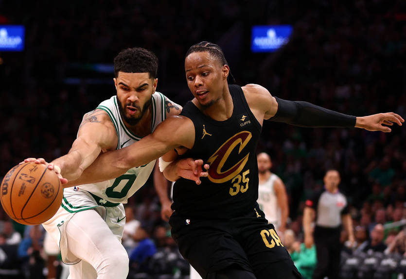 Плей-офф НБА: Бостон открыл счет в серии с Кливлендом, Оклахома выиграла первый матч у Далласа Плей-офф НБА: Бостон открыл счет в серии с Кливлендом, Оклахома выиграла первый матч у Далласа