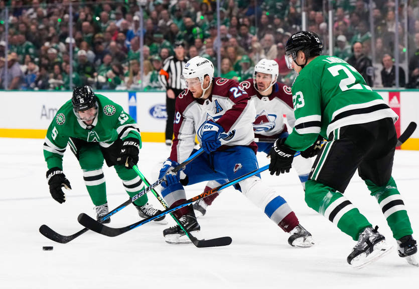 Плей-офф НХЛ: Рейнджерс выиграли третий матч у Каролины, Колорадо потерпел поражение от Далласа
