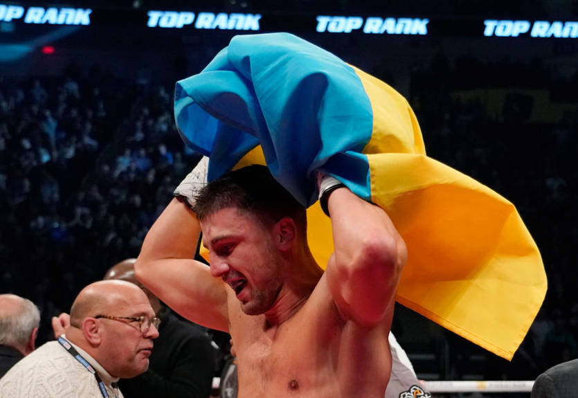 Промоутерская компания Гвоздика представила его следующий бой кадрами из фильма Рокки Бальбоа