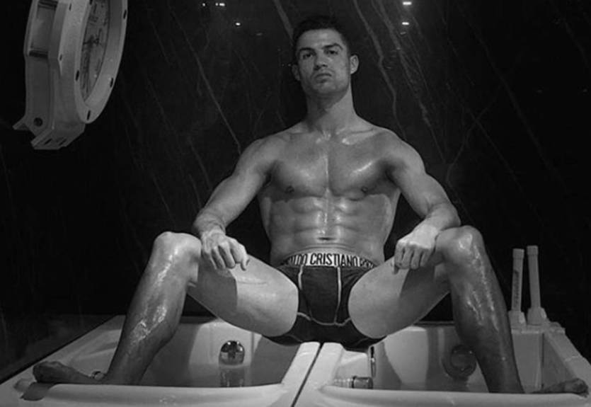 Роналду похвастался рельефом спины, которому ты позавидуешь