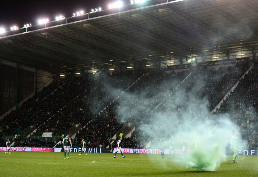 Матч шотландских команд несколько раз останавливали из-за кокоса и файеров на поле