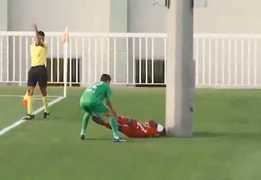 В Эмиратах футболист вылетел за пределы поля и ударился головой о столб