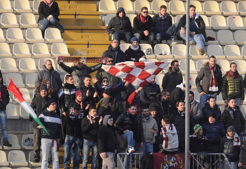 В Италии фанаты устроили рыбалку прямо на стадионе