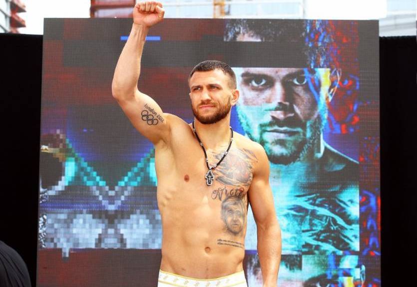 Халат Ломаченко, который Арум назвал уникальным для истории бокса