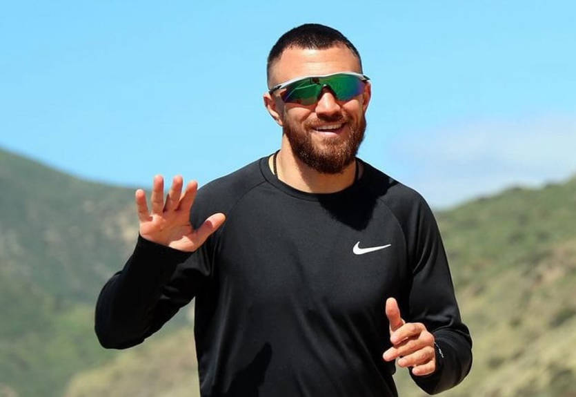 Ломаченко объяснил, почему опоздал на взвешивание с Камбососом