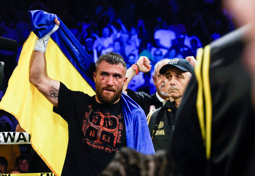 Ломаченко с отрывом выигрывал у Камбососа по судейским оценкам