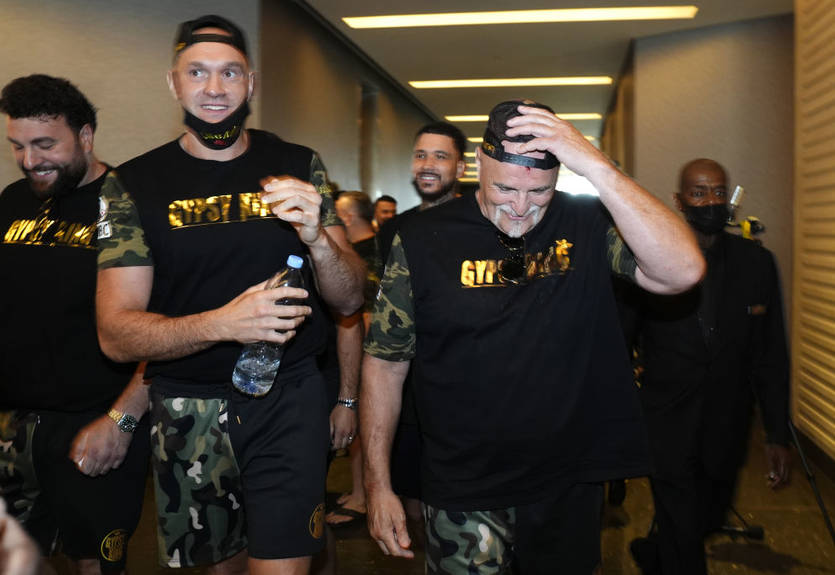 "Тупые ублюдки": брат Фьюри набросился на команду Усика