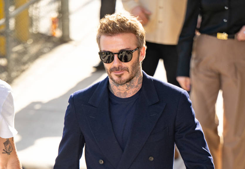 В компании цыпочек: Бекхэм показал, как ухаживает за своим хозяйством